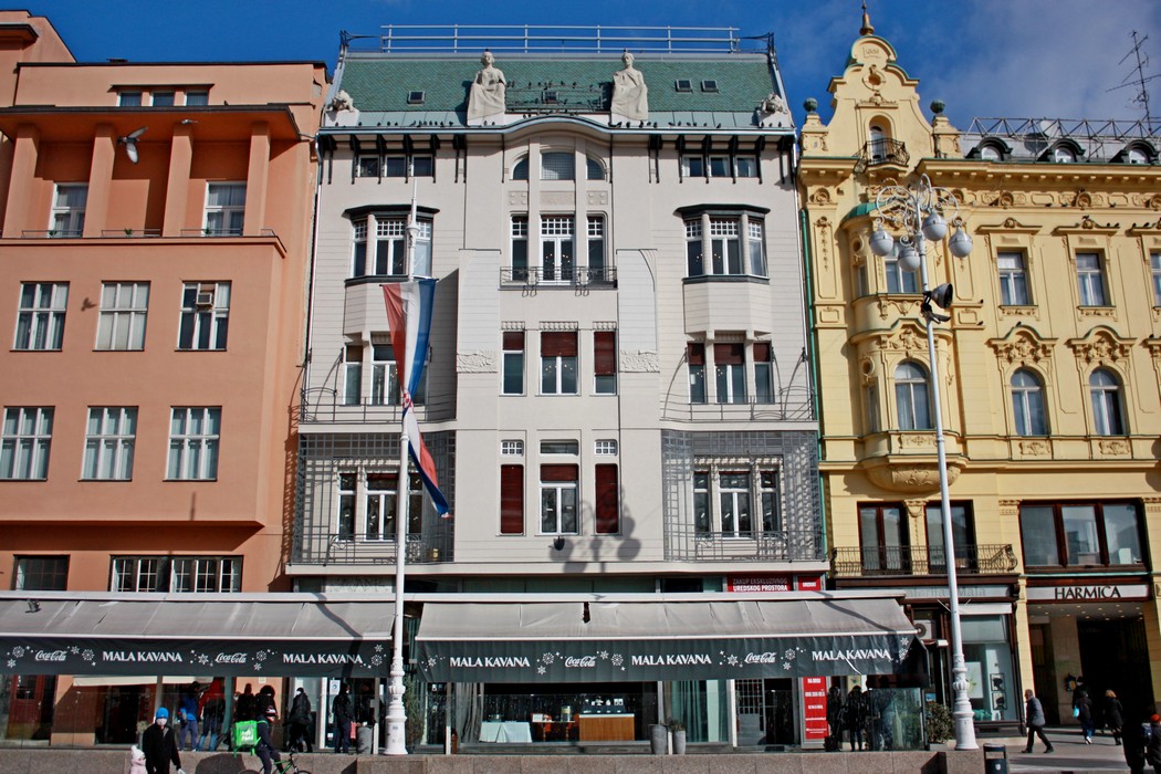 Trg bana Jelačića 5, kuća Rado sagrađena je 1905. prema projektu Vjekoslava Bastla (arhitektonski biro Hönigsberg - Deutsch)